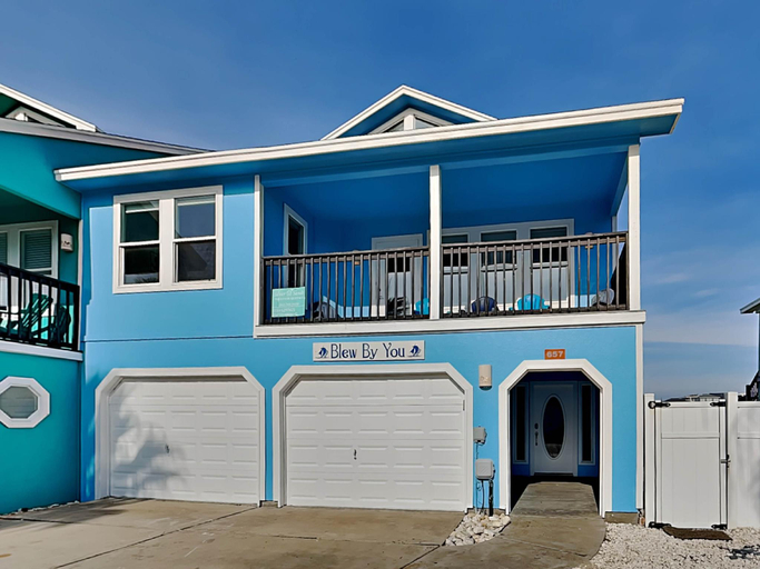 Exterior & Views 1, Blew By You, Nueces