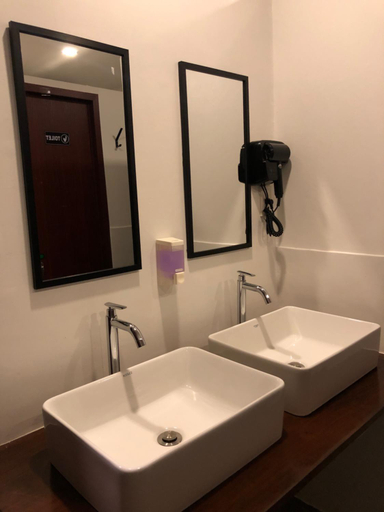 Bathroom 10