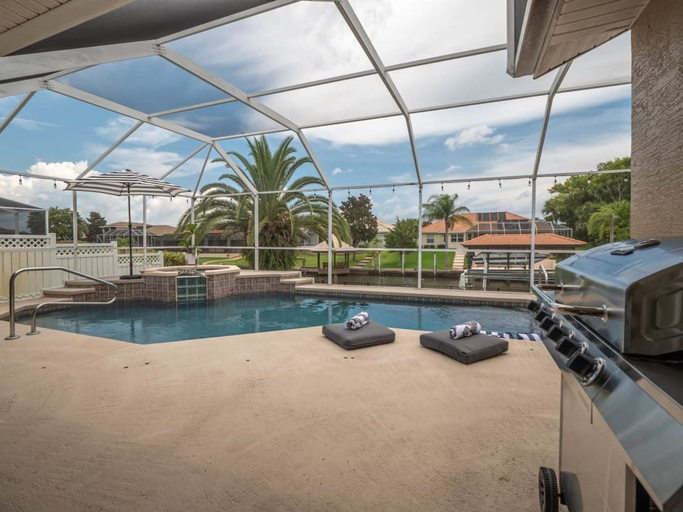 Room 3, Casa Canal 4 Bed 3 Bath Pool Spa Boat Dock Sleeps 8, Flagler