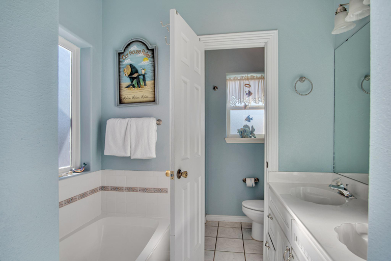 Bathroom 4, Saltwater Taffy, Nueces