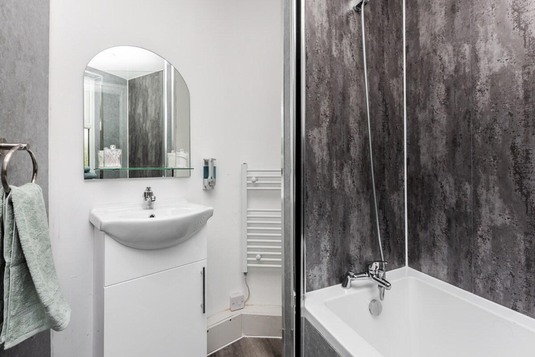 Bathroom 3, Grand Villa: 6 En-suites, Hot Tub, & Park View, Sefton