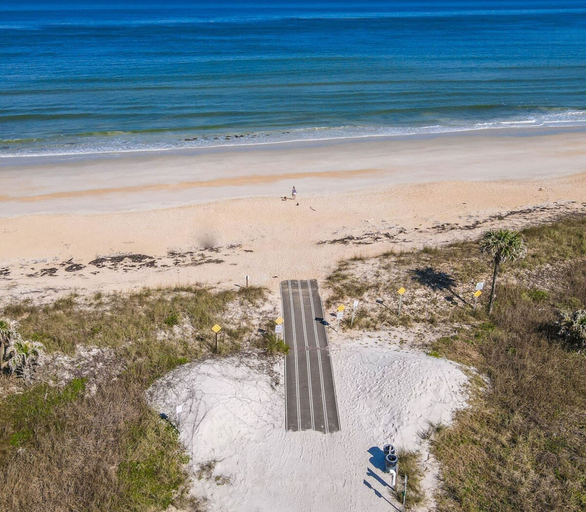 Room 5, Beach Home w Heated Pool Free Golf Cart, Flagler