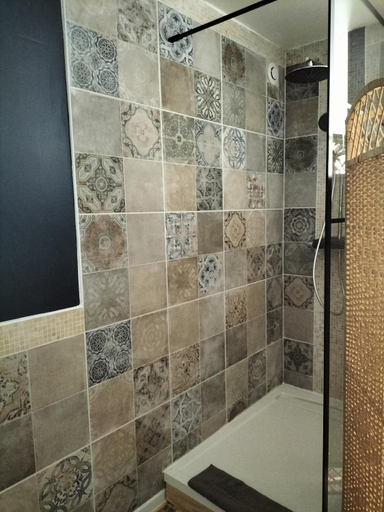 Bathroom 2, Les 2 Tours, Deux-Sèvres