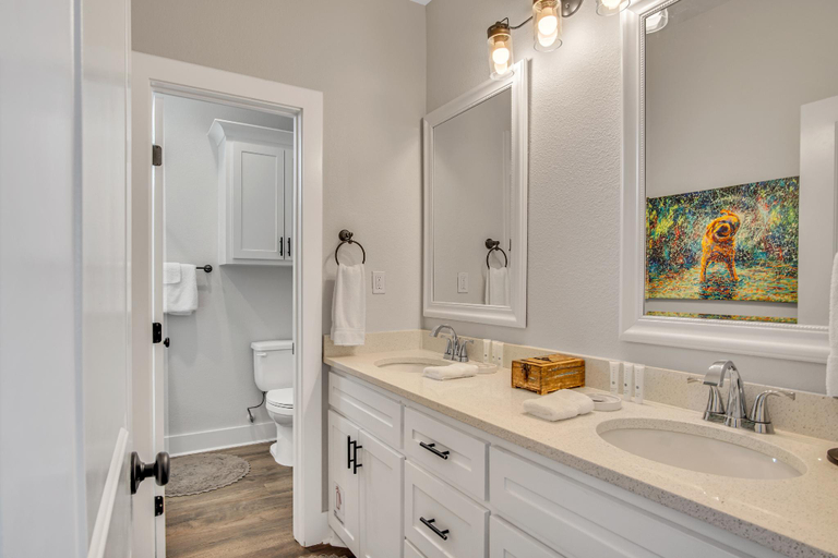 Bathroom 4, Downtime, Nueces
