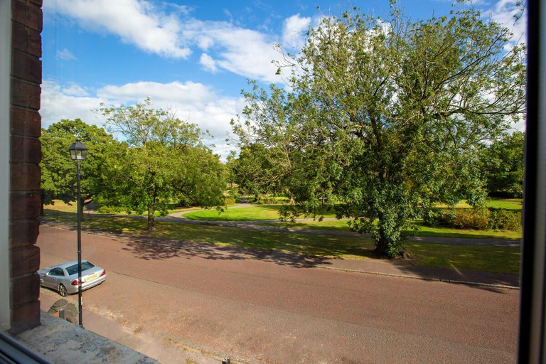 Others 4, Grand Villa: 6 En-suites, Hot Tub, & Park View, Sefton