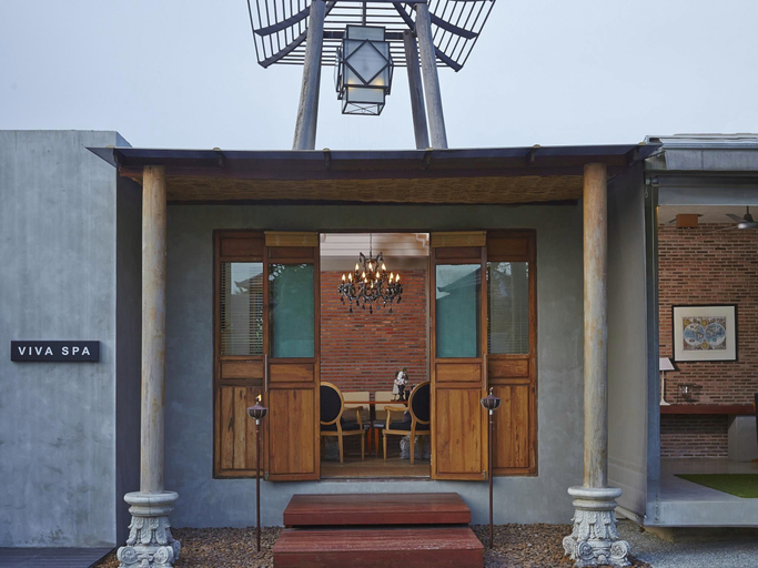 Exterior & Views