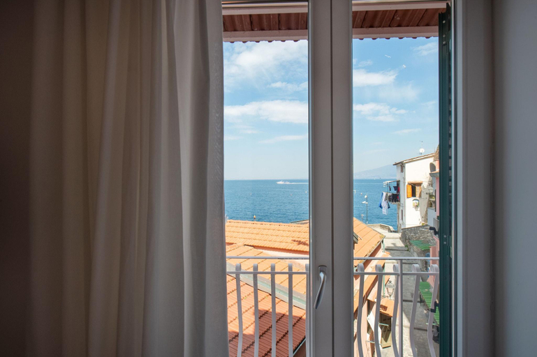 Exterior & Views 2, Caruso Sea View, Napoli