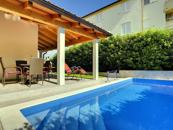 Sport & Beauty 2, Holiday Home in Liznjan near Beach  Pool, Ližnjan