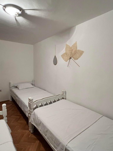 Bedroom 2, Sunset House Apartments & Rooms