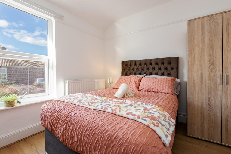 Bedroom 2, Grand Villa: 6 En-suites, Hot Tub, & Park View, Sefton