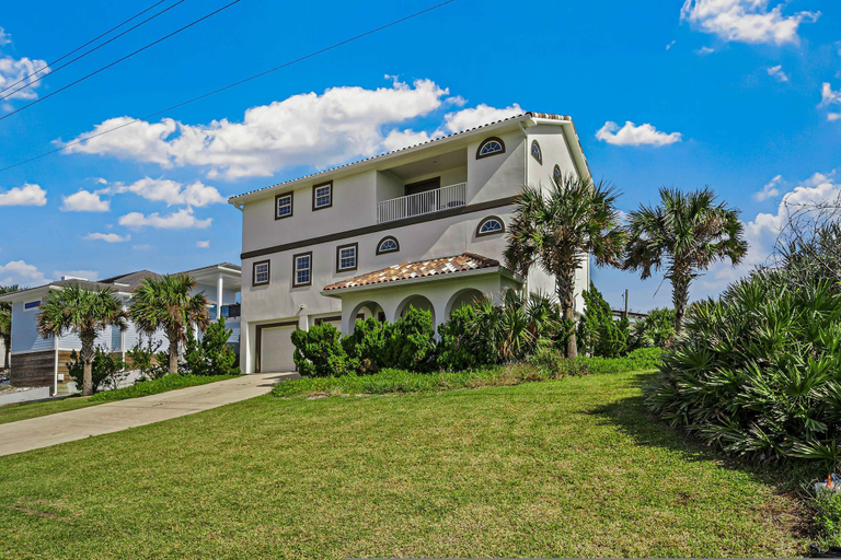 Room 5, Beach House Mansion- Private Beach Walk Over, Flagler