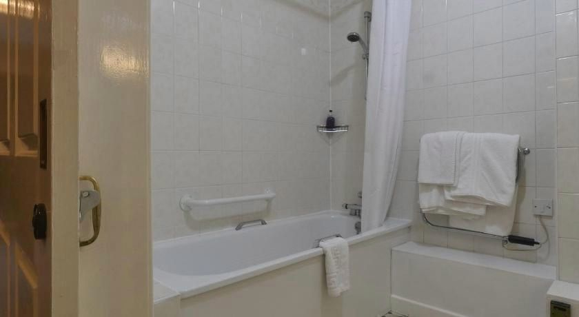 Bathroom 5, Marston Farm Hotel, Warwickshire