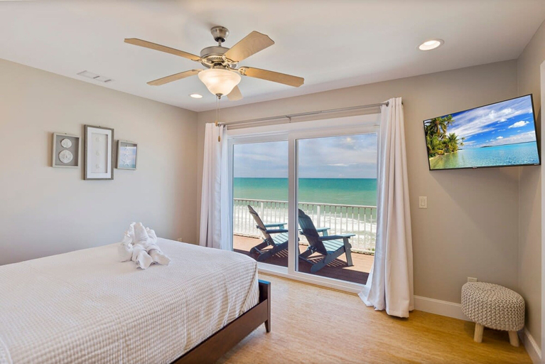 Room 4, Beach House Mansion- Private Beach Walk Over, Flagler