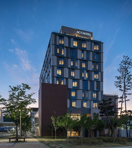 Exterior & Views