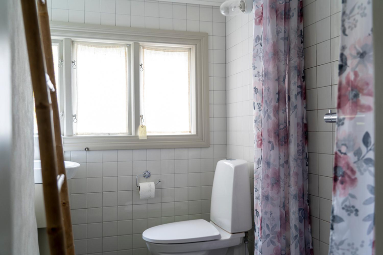 Bathroom 3, Enchanting 4 Bdr Villa close to Medieval cathedral, Gotland