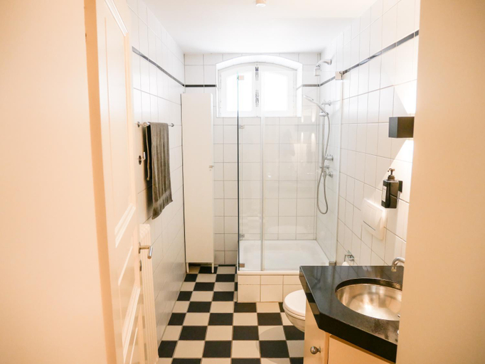 Shower 5, Villa Aurelia, Köln