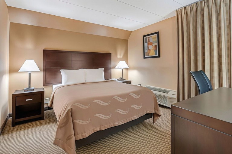 Bedroom 2, Quality Inn & Suites Cincinnati Uptown Norwood, Cincinnati