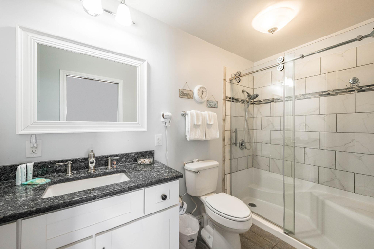 Bathroom 4, Gulf Breeze, Nueces
