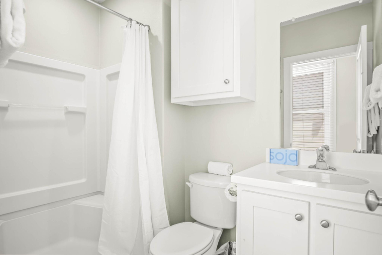 Bathroom 4, Above Beyond, Nueces