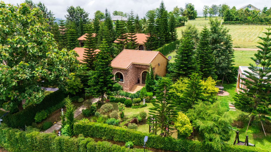 Exterior & Views