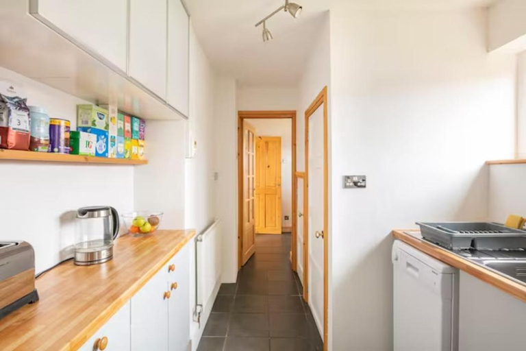 Facilities 5, Cosy Single Room, Smart TV, 5 Minute Walk from Train Station, Bolton