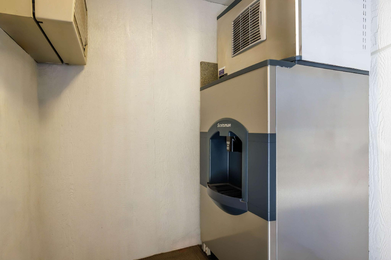 Bathroom 3, Motel 6 Canby, OR, Clackamas