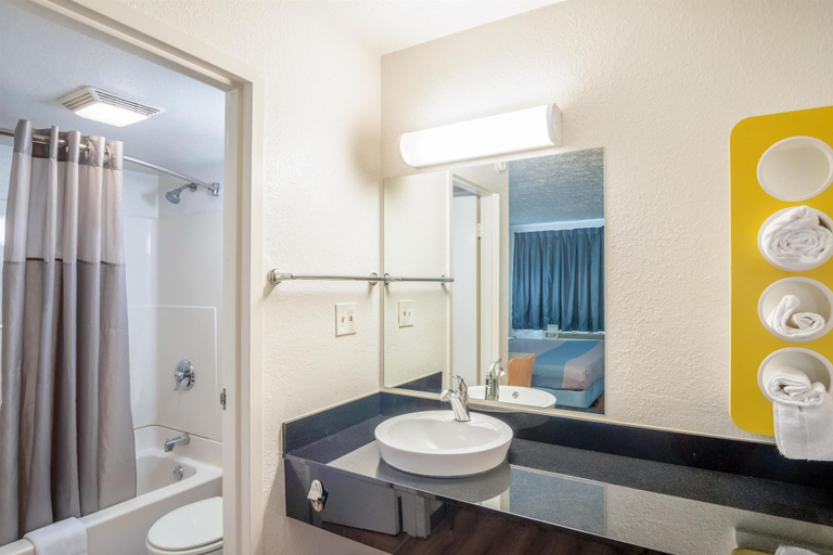 Bathroom 4, Motel 6 Lexington I-75 Hamburg, Fayette
