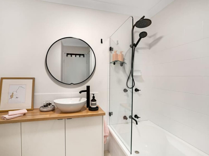 Bathroom, Paradise Grove Holiday Apartments, Gold Coast