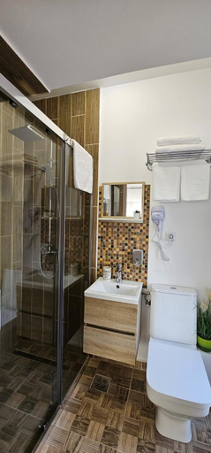 Bathroom 4, Arizona Ranch, Risca