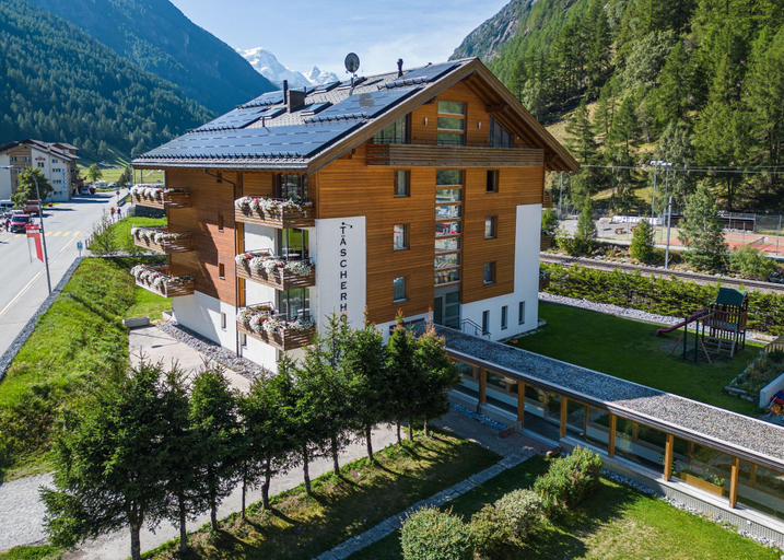 Exterior & Views