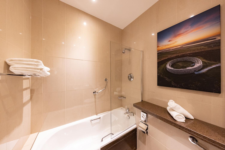 Bathroom 5, Redcastle Hotel