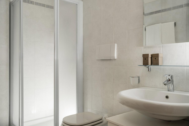 Bathroom 4, Hotel Cristallo, Sondrio
