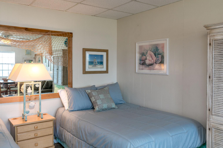 Bedroom 3, Buried Treasure, Nueces