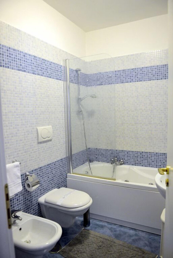 Bathroom 4, Hotel Blue Rose's, Brindisi