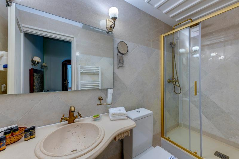 Bathroom 5, Apollonion Palace, South Aegean