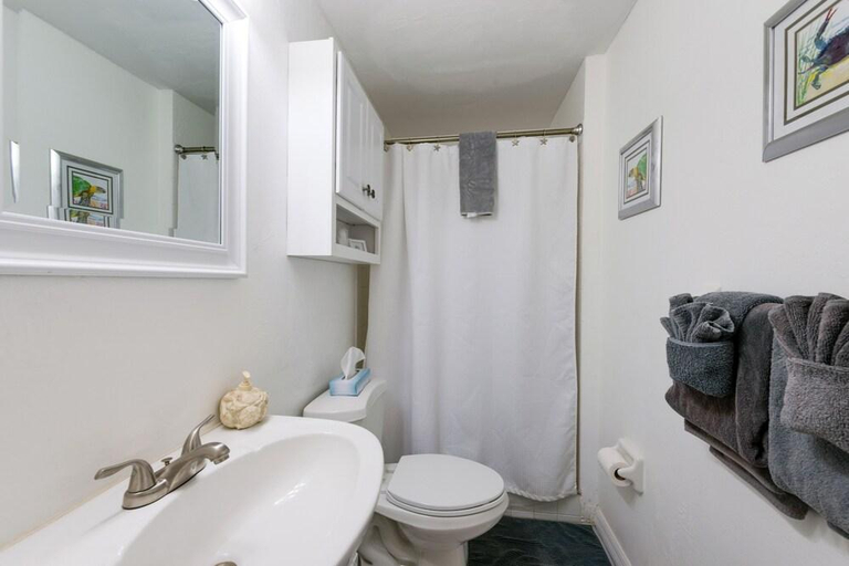 Bathroom 2, Tarpon Tale Inn, Lee