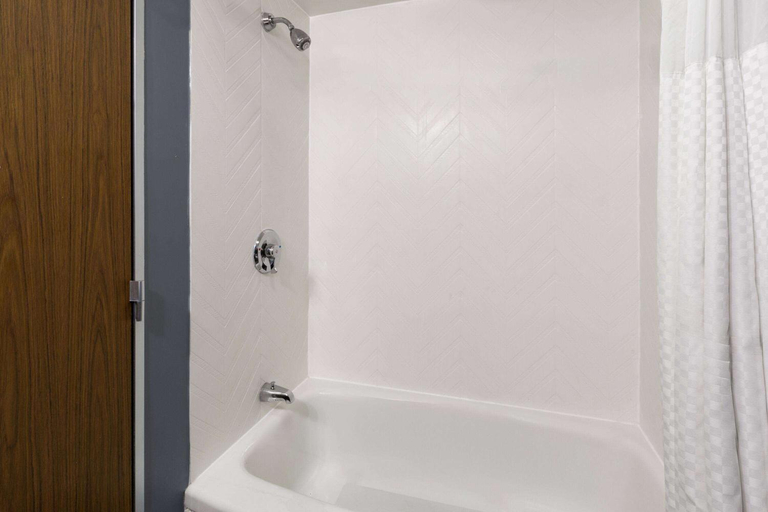 Bathroom 5, Baymont By Wyndham Bay City, Bay