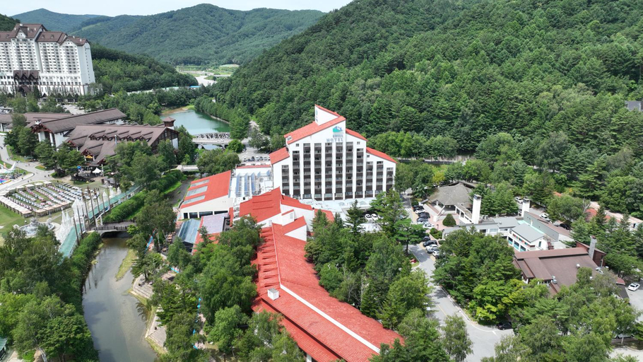 Exterior & Views