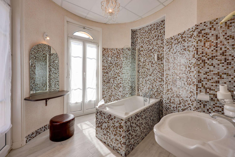Bathroom 4, Le Roc Au Chien, Orne
