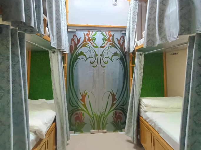 Bedroom, Shree Madhvam Dormitory, Varanasi