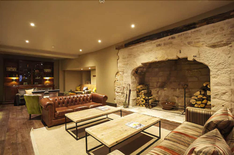 Public Area 3, Kings Head, Gloucestershire