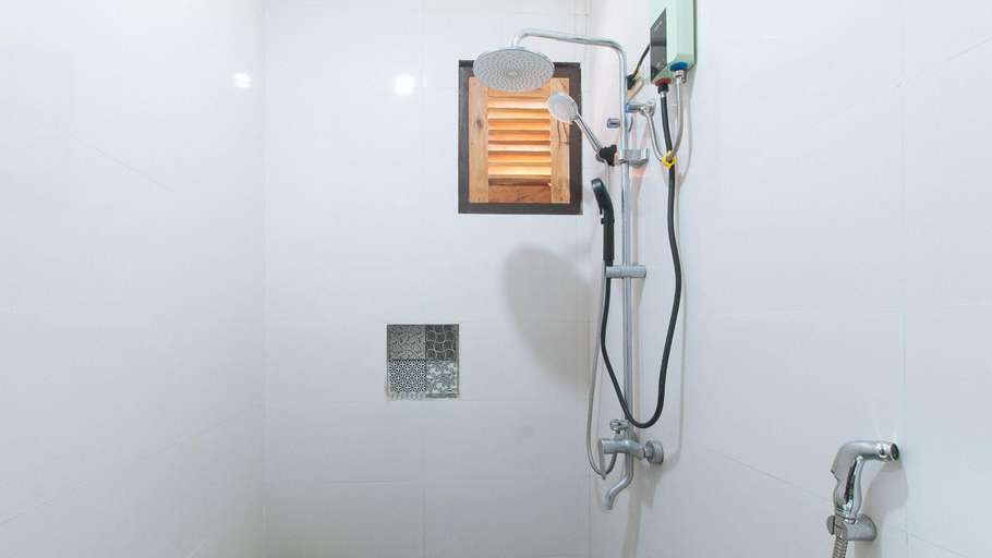 Bathroom 4, Reddoorz @ Casa Rafaelle Transient Ilocos Sur, San Vicente