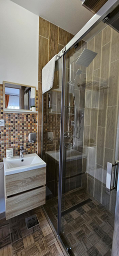 Bathroom 2, Arizona Ranch, Risca