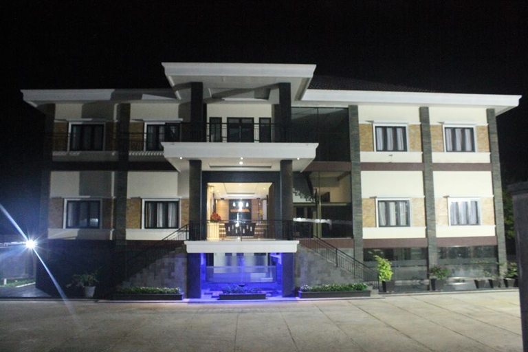 Exterior & Views