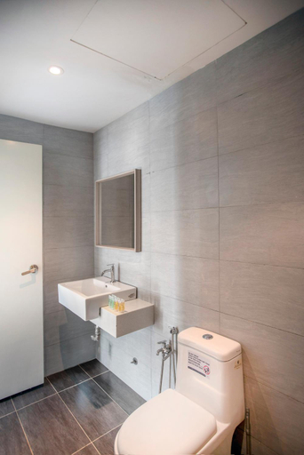 Bathroom 4, Arte Plus Jalan Ampang by Feel Homes, Gombak