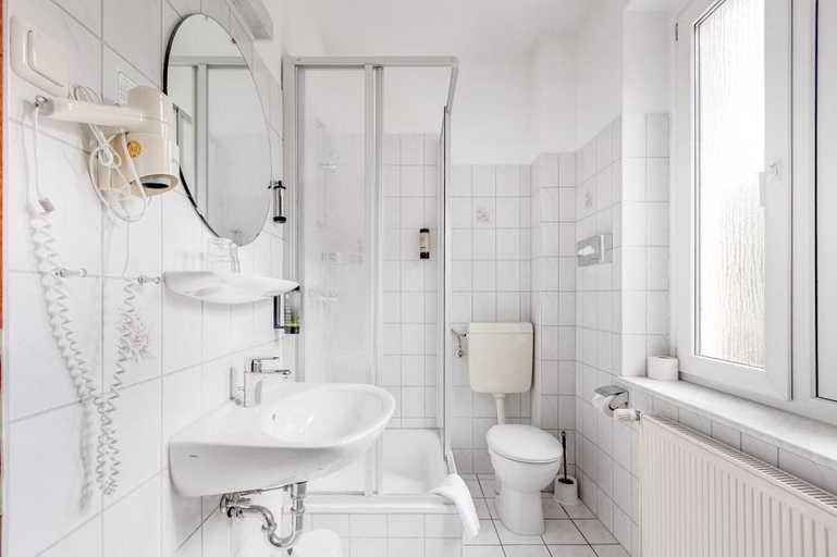 Bathroom 5, Waldhotel & Restaurant Stieglitzenkrug, Mecklenburgische Seenplatte