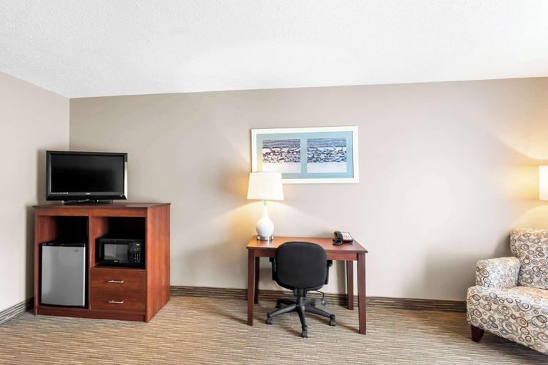 Bedroom 3, Quality Inn & Suites Gorham Riverside, Coos