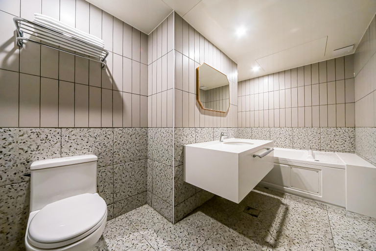 Bathroom 10