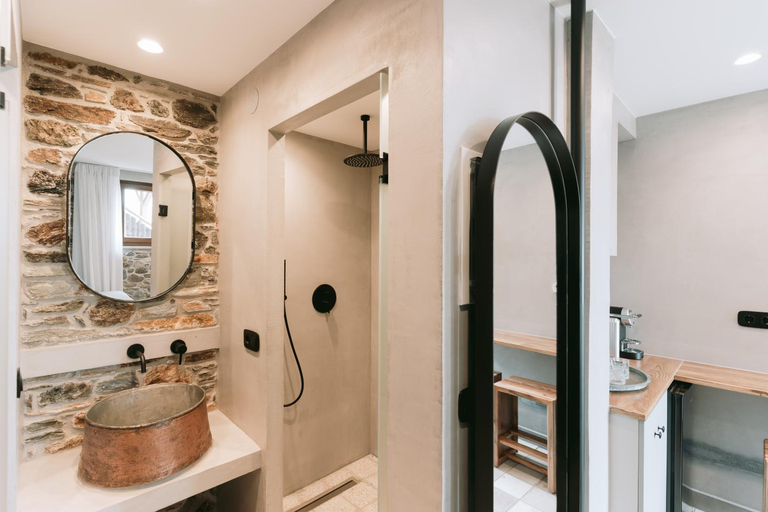 Bathroom 4, Adama, Thessaly