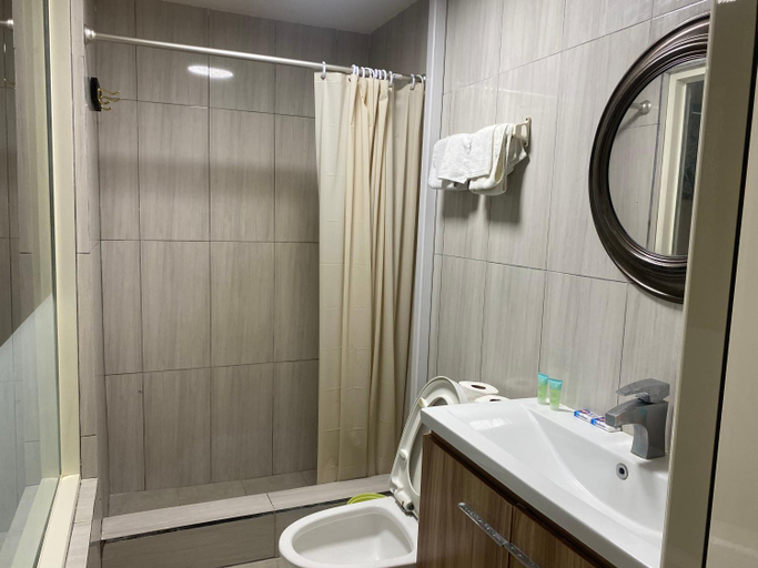 Bathroom 4, Golden Tree Hotel Belize